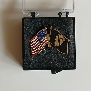 1st Cavalry And American Flag Lapel Pin